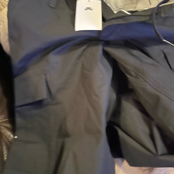 👖🔥 Brand New Nike Swoosh Pants with Combat Side Pockets – Must-Have Deal! 🔥👖 - Picture 3 of 6